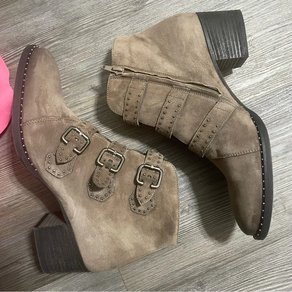 PAUL GREEN SoHo Moto Studded Buckle Suede Leather Ankle‎ Booties Sz 9 in Mineral